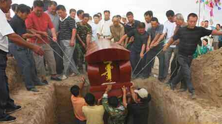 死人口含铜钱_人死为什么要含铜钱(2)
